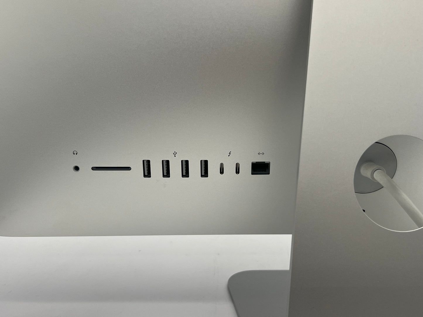 Apple 2019 21.5" 4K iMac 3GHz 6-Core i5 8GB 512GB SSD RP560X 4GB- Excellent