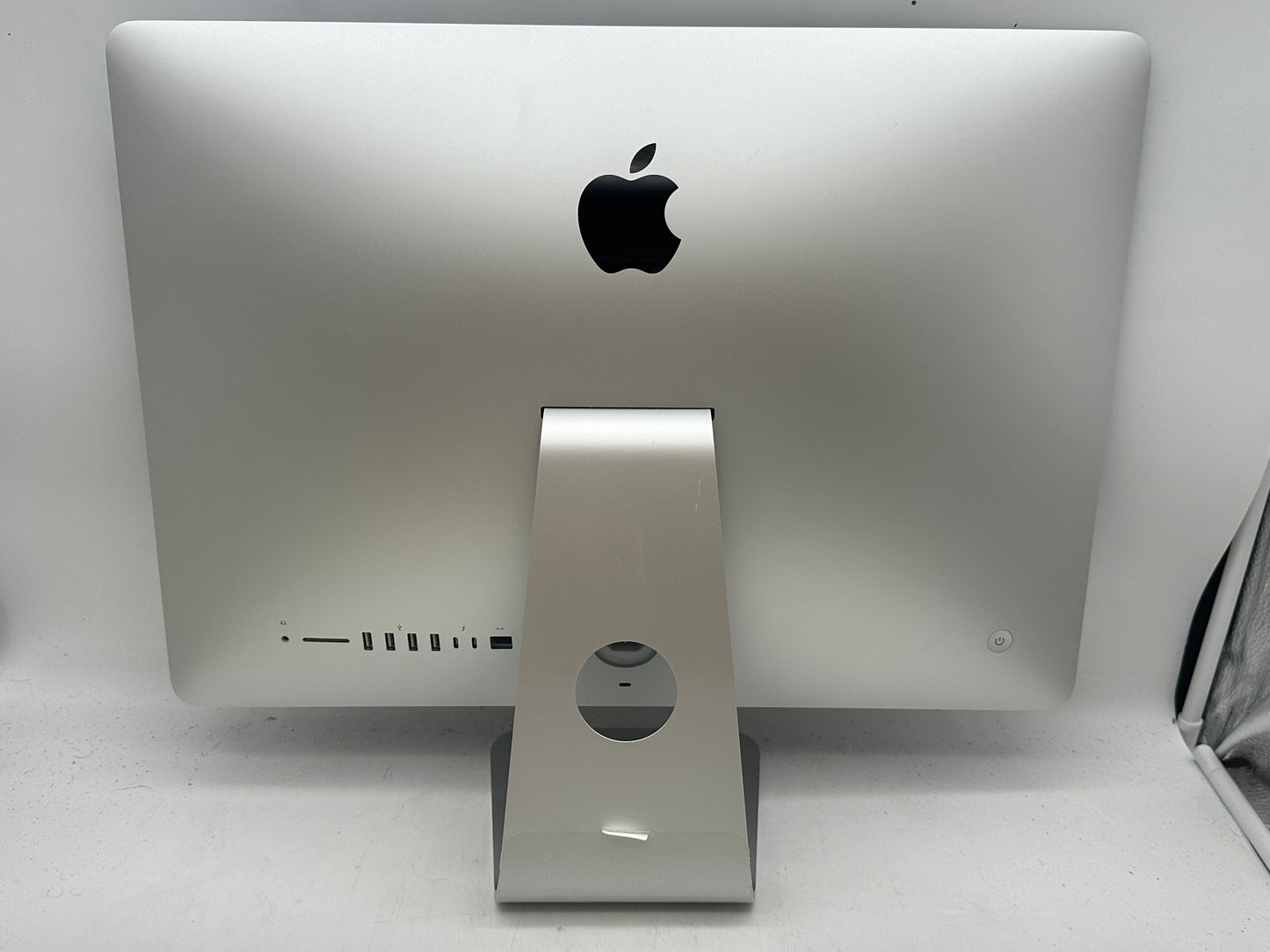 Apple 2017 21.5 " iMac 2.3GHz Dual-Core i5 16GB RAM 256GB SSD IIPG640- Very Good