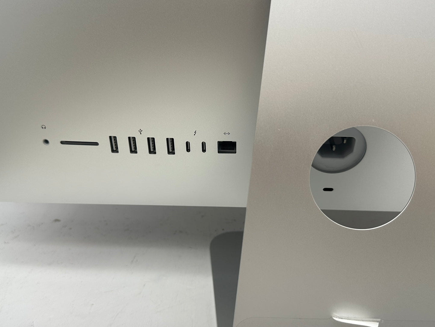 Apple 2017 21.5 " iMac 2.3GHz Dual-Core i5 16GB RAM 256GB SSD IIPG640- Very Good