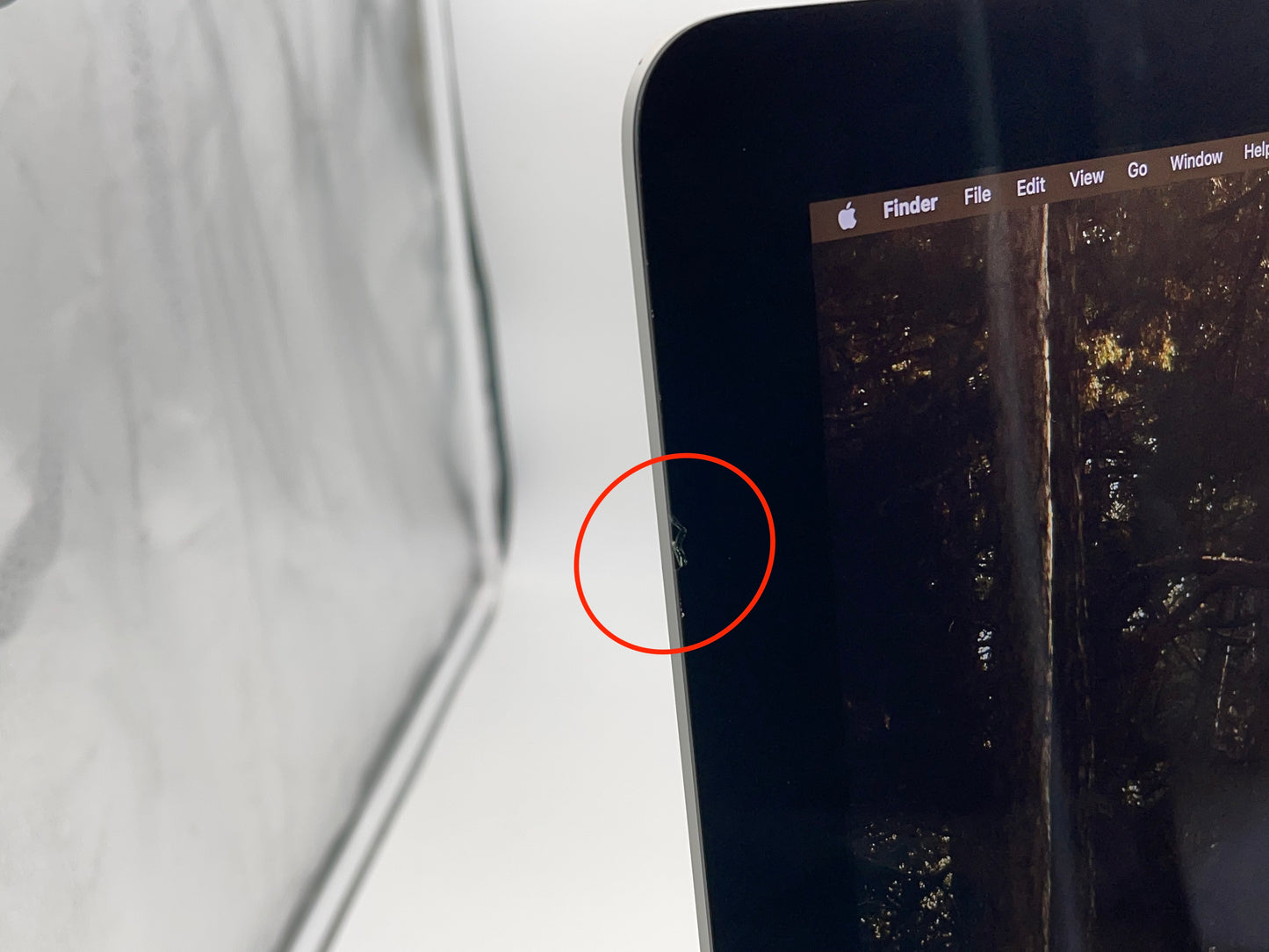 Apple 2019 21.5" iMac 3GHz 6-Core i5 16GB 256GB SSD RP560X 4GB (**Minor Crack**)