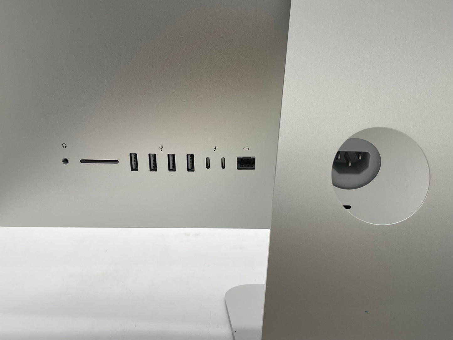 Apple 2017 21.5" iMac 2.3GHz Dual-Core i5 8GB 256GB SSD IIPG640 - Excellent