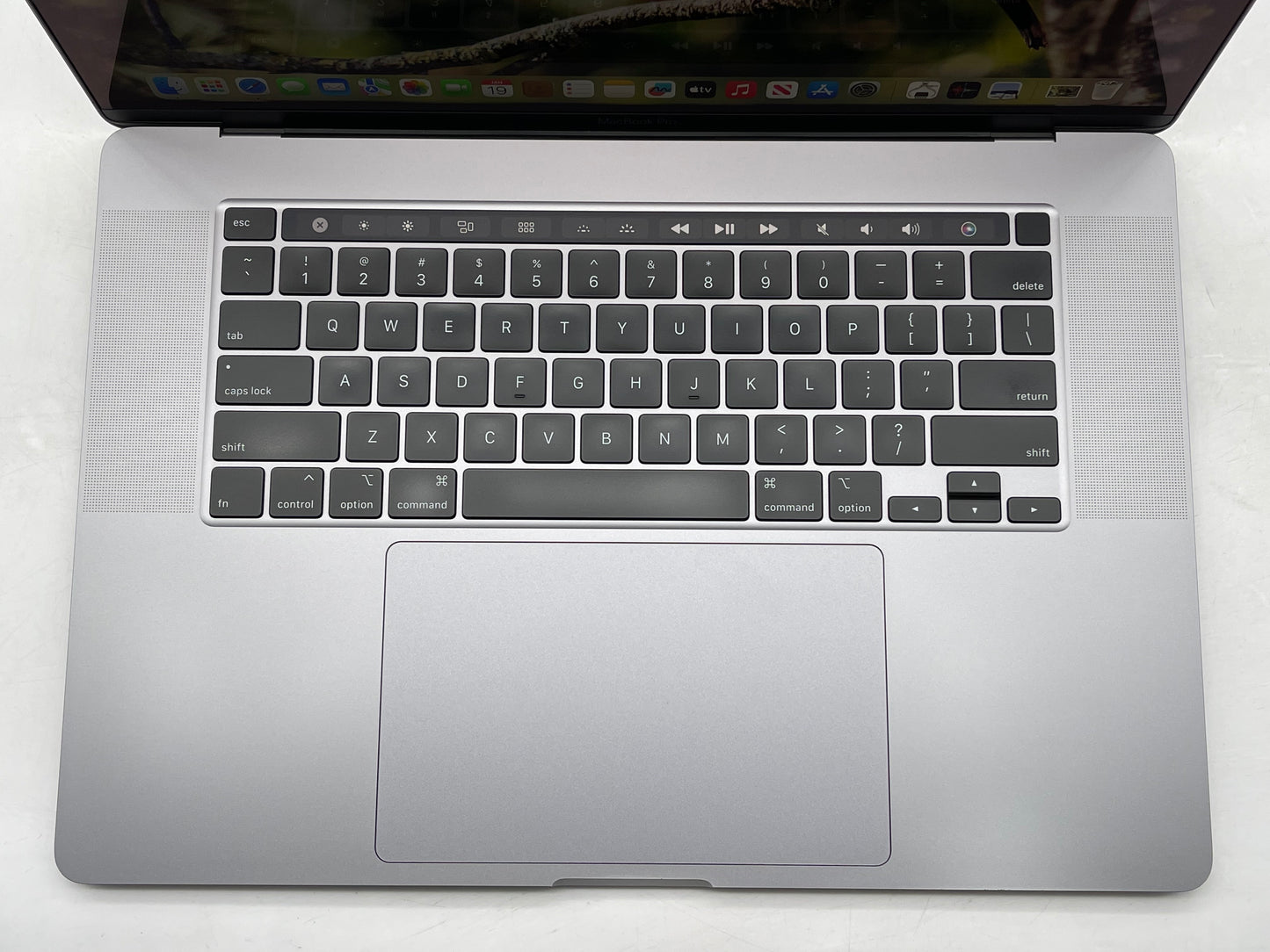 Apple 2019 16" MacBook Pro 2.6GHz i7 16GB RAM 512GB SSD RP5300M 4GB - Good