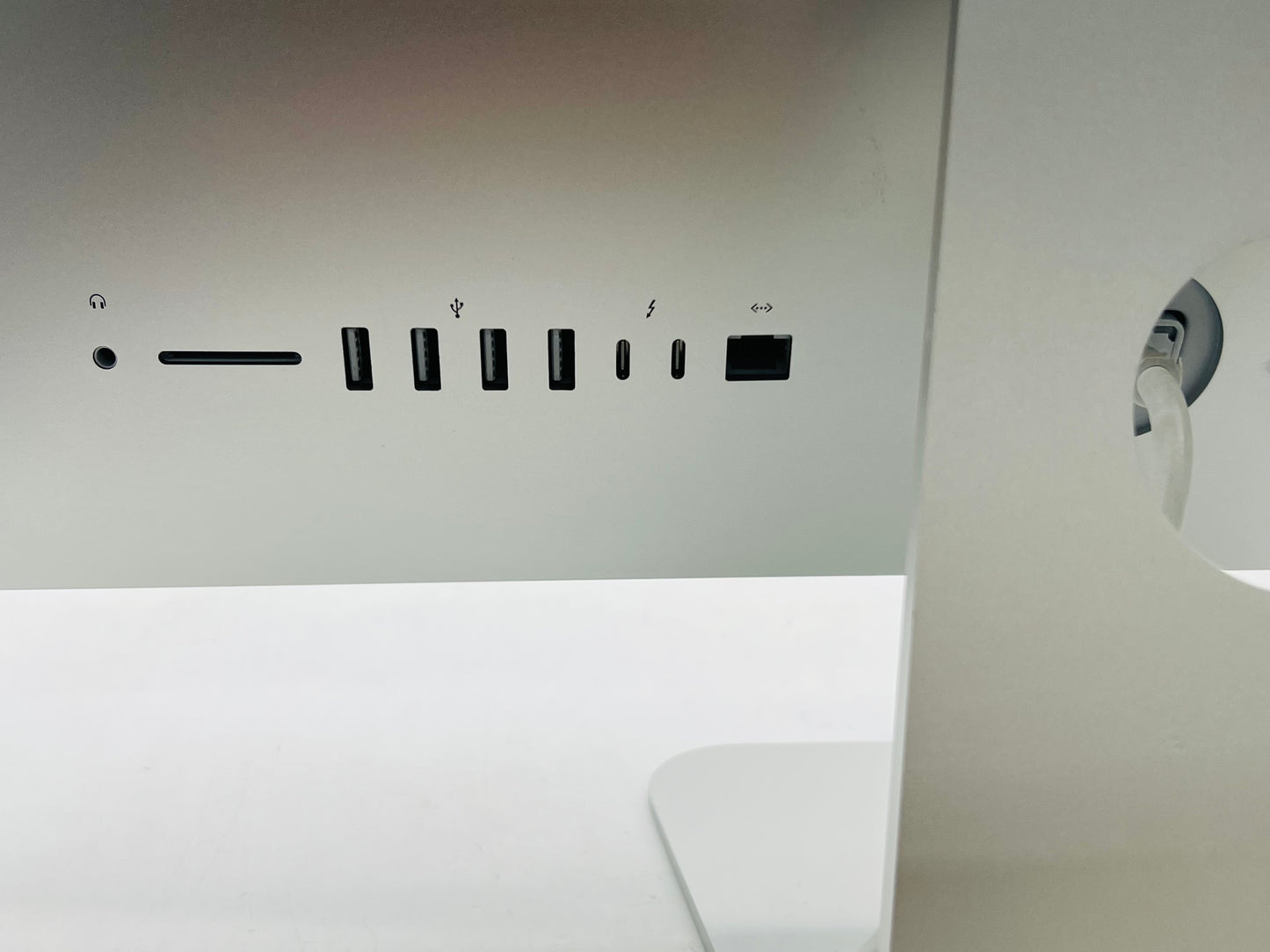 Apple 2019 21.5" iMac 3.6GHz Quad-Core i3 8GB 1TB HDD RP555X 2GB - Very good