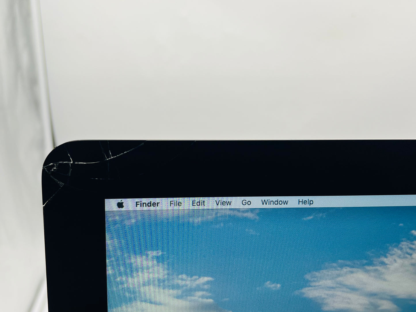 Apple 2017 21.5" iMac 4K 2.3GHz Dual-Core i5 8GB 256GB SSD IIPG640 - Minor Crack