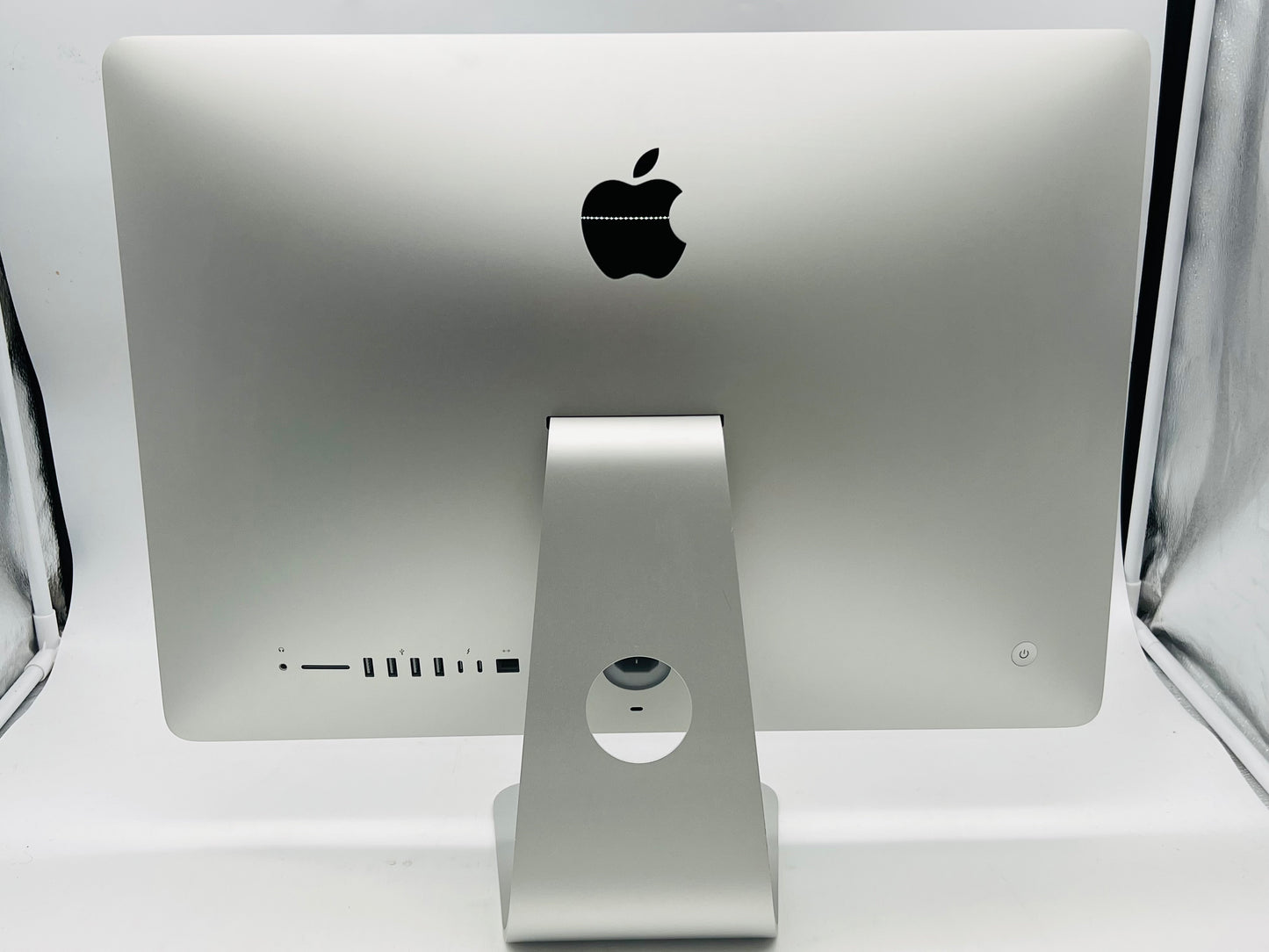 Apple 2017 21.5" iMac 4K 2.3GHz Dual-Core i5 8GB 256GB SSD IIPG640 - Minor Crack