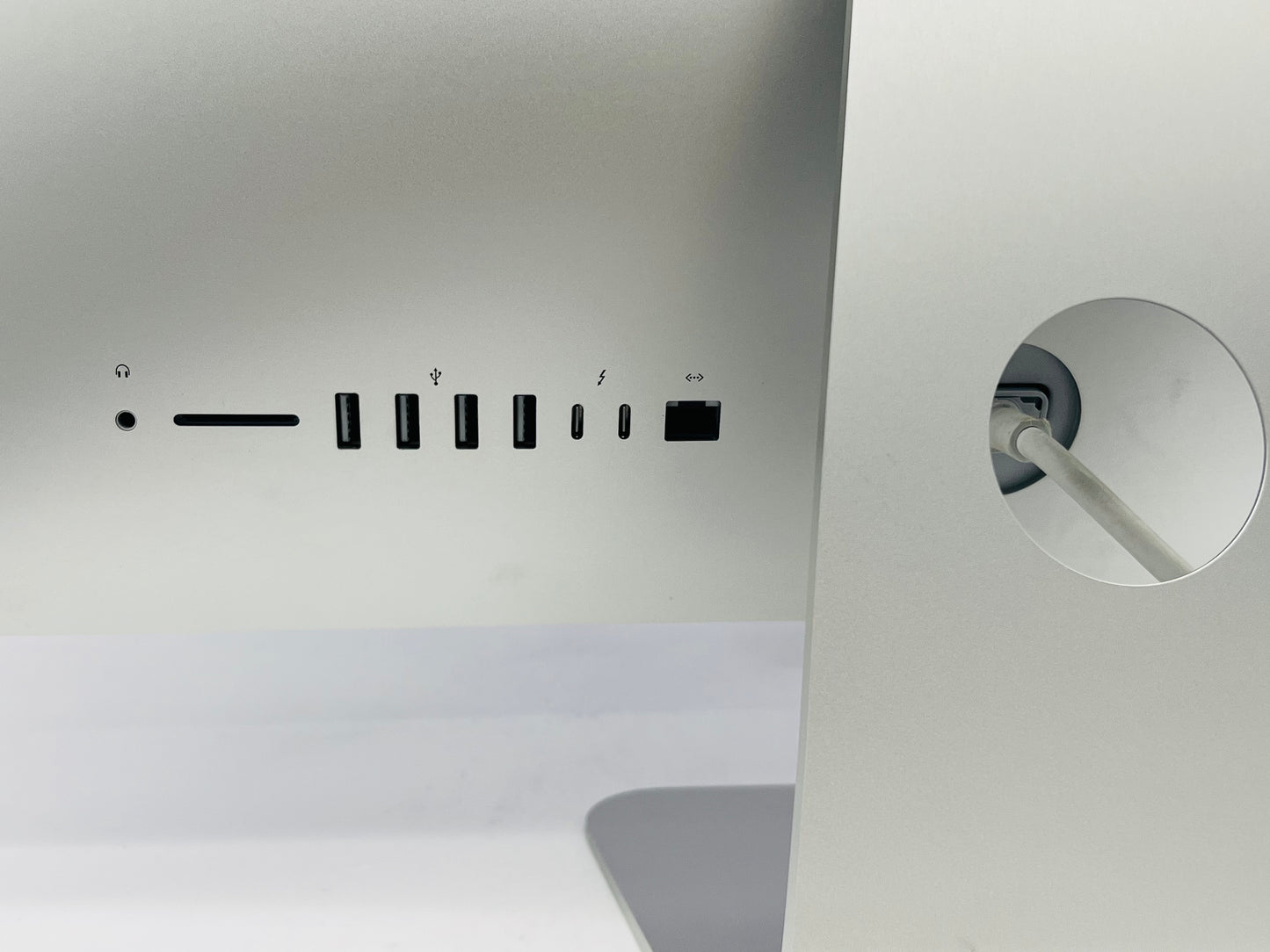 Apple 2017 21.5" iMac 4K 3.4GHz Quad-Core i5 8GB 1TB HDD RP560 4GB - Excellent