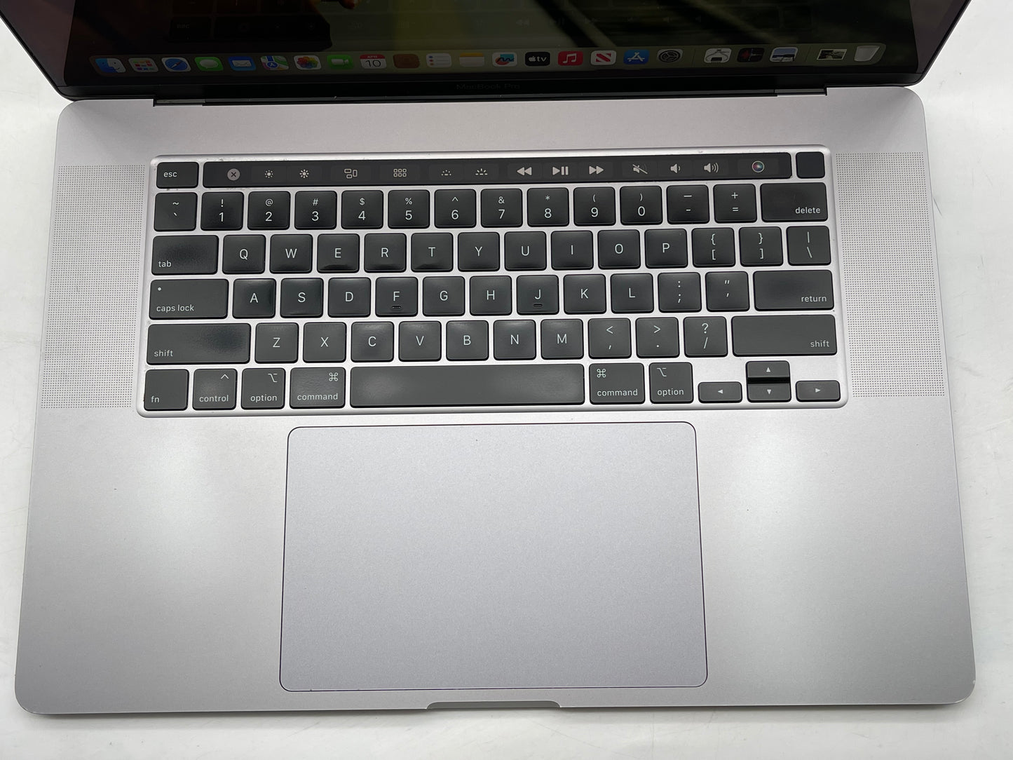 Apple 2019 16" MacBook Pro 2.6GHz i7 16GB RAM 512GB SSD RP5300M 4GB -High Cycles