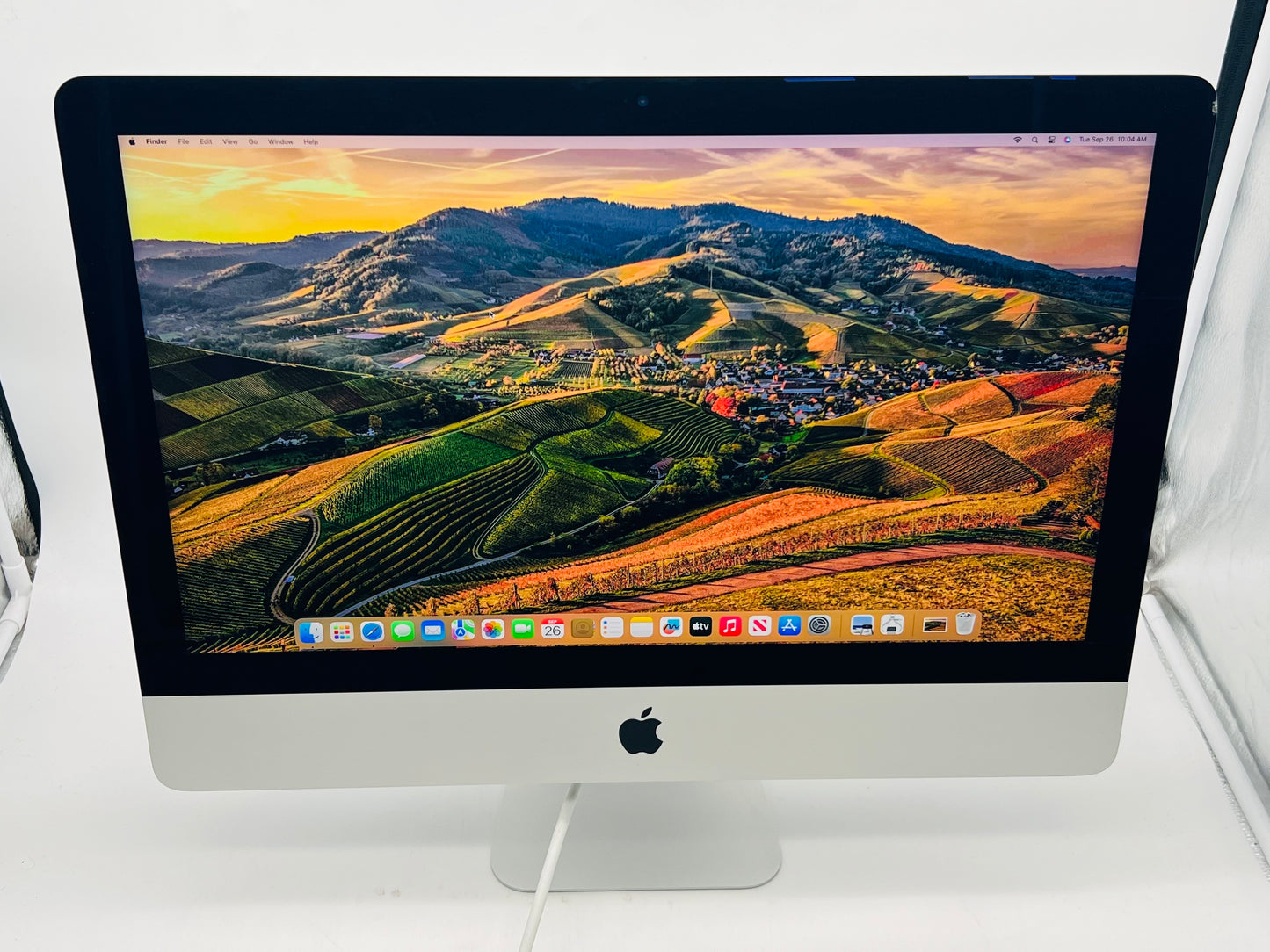 Apple 2019 21.5" iMac 3.6GHz Quad-Core i3 8GB 512GB SSD RP555X 2GB-Minor Crack