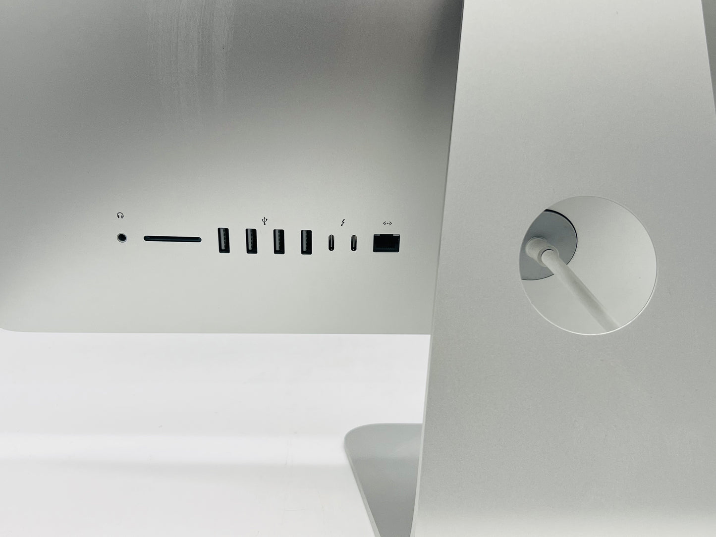 Apple 2019 21.5" iMac 3.6GHz Quad-Core i3 8GB 512GB SSD RP555X 2GB-Minor Crack