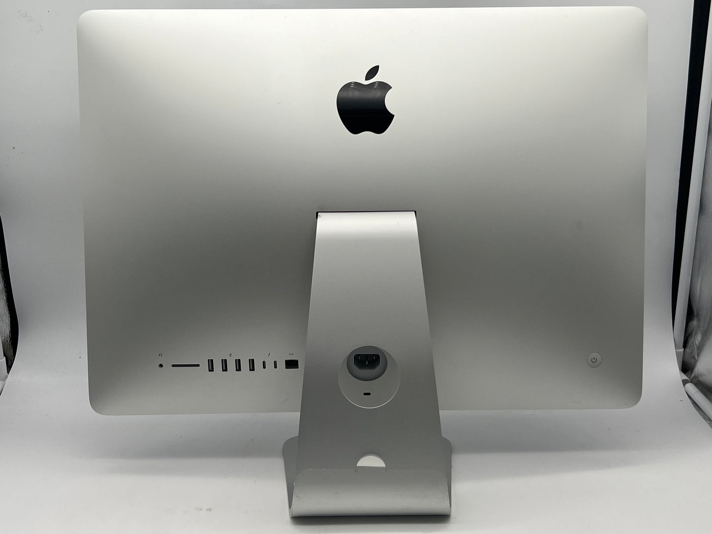 Apple 2019 21.5" 4K iMac 3.6GHz Quad-Core i3 8GB 512GB SSD RP555X 2GB