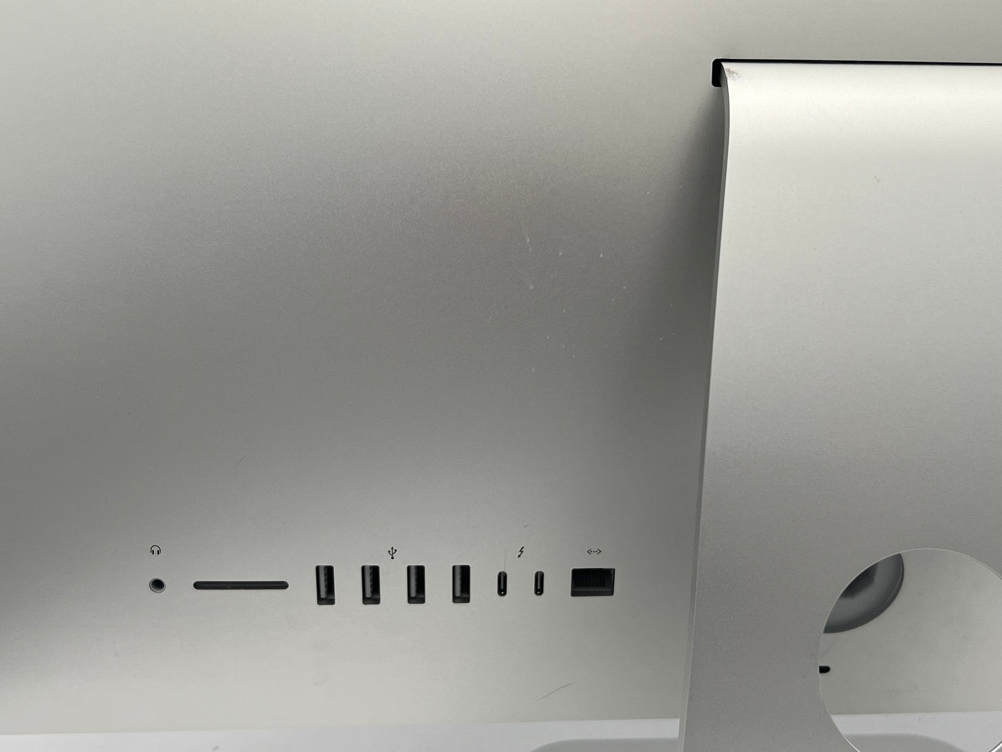 Apple 2019 21.5" 4K iMac 3.6GHz Quad-Core i3 8GB 512GB SSD RP555X 2GB