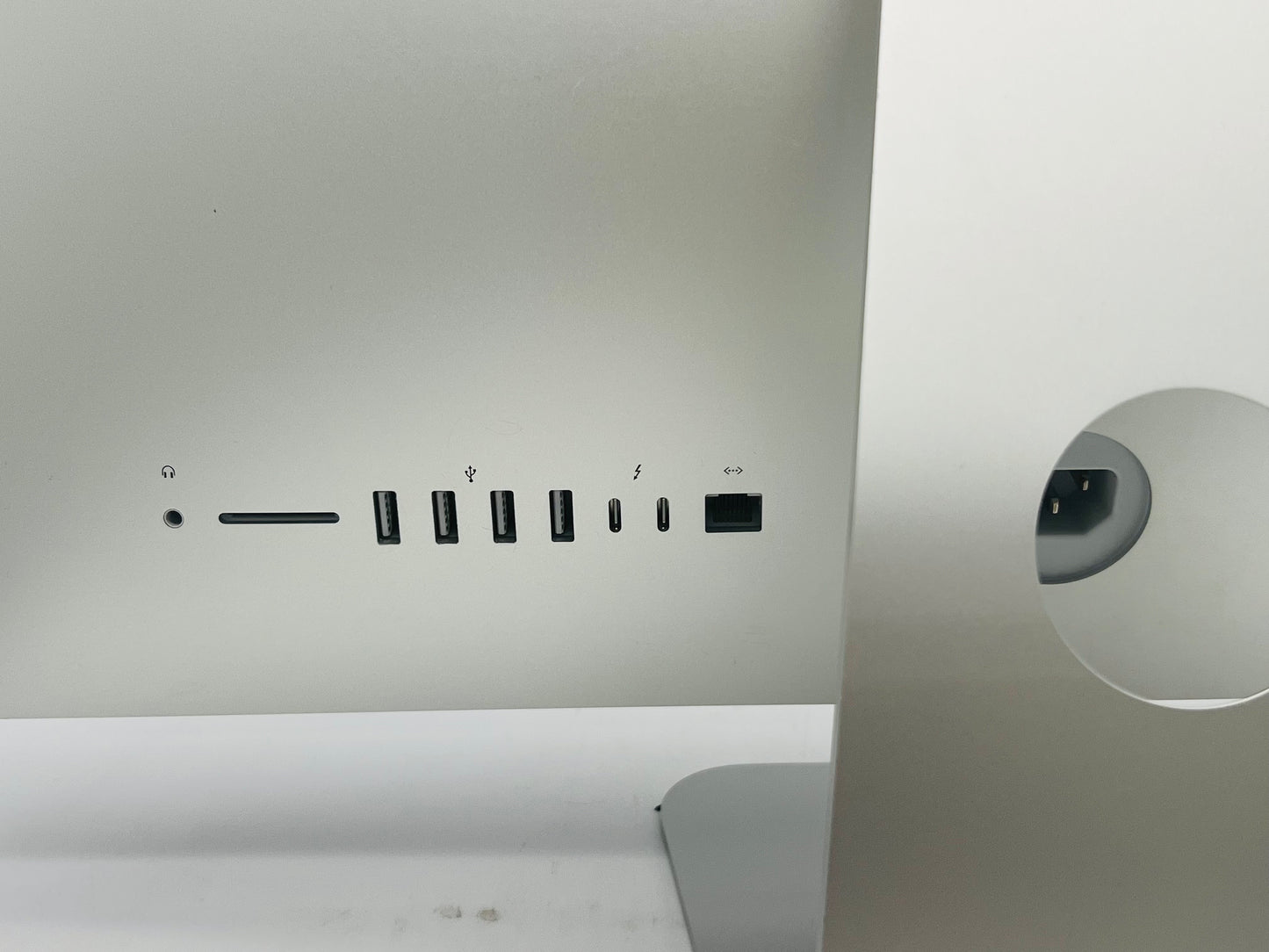 Apple 2019 21.5" 4K iMac 3.6GHz Quad-Core i3 8GB 512GB SSD RP555X 2GB- Good