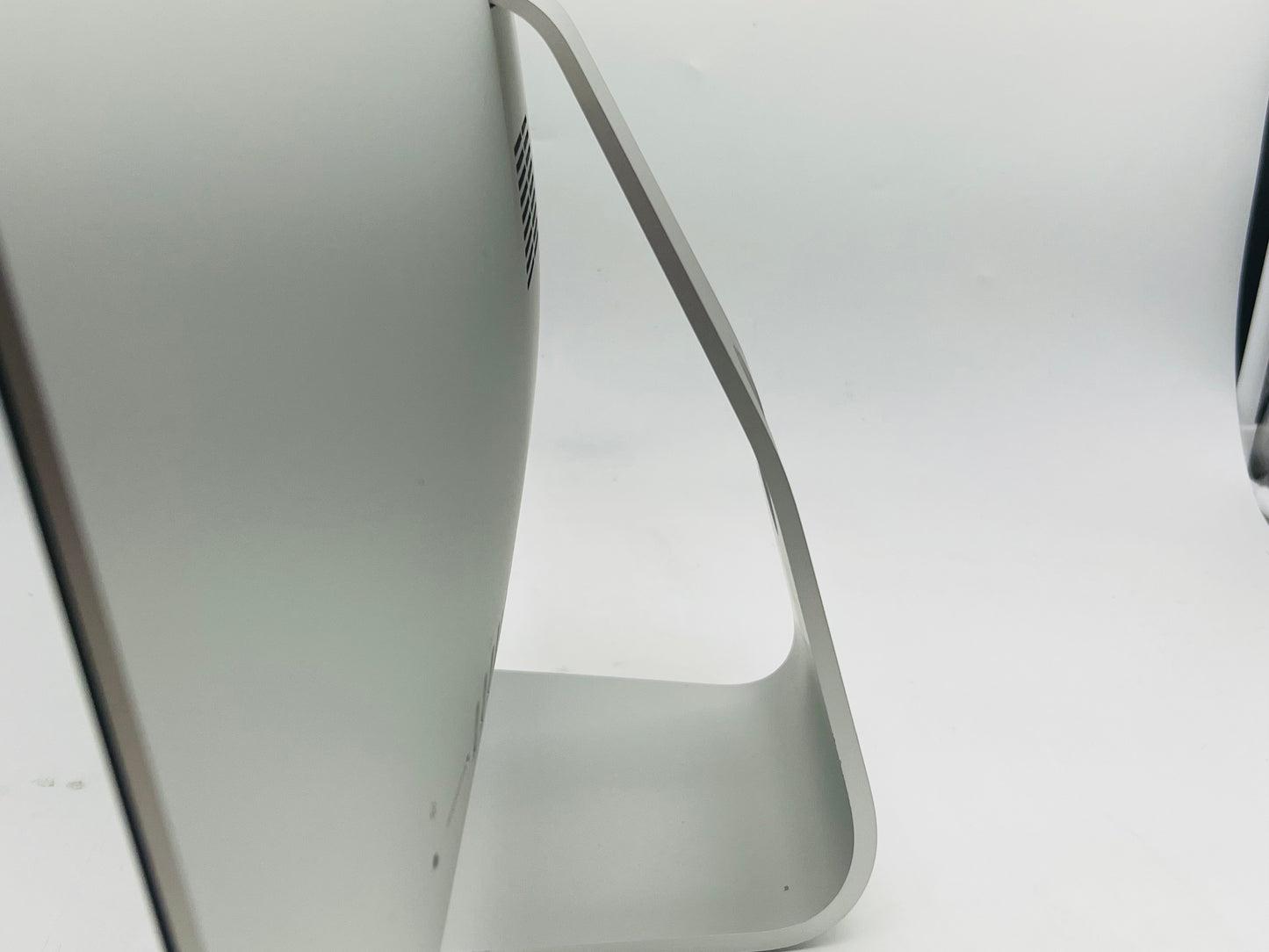 Apple 2019 21.5" 4K iMac 3.6GHz Quad-Core i3 8GB 512GB SSD RP555X 2GB- Good