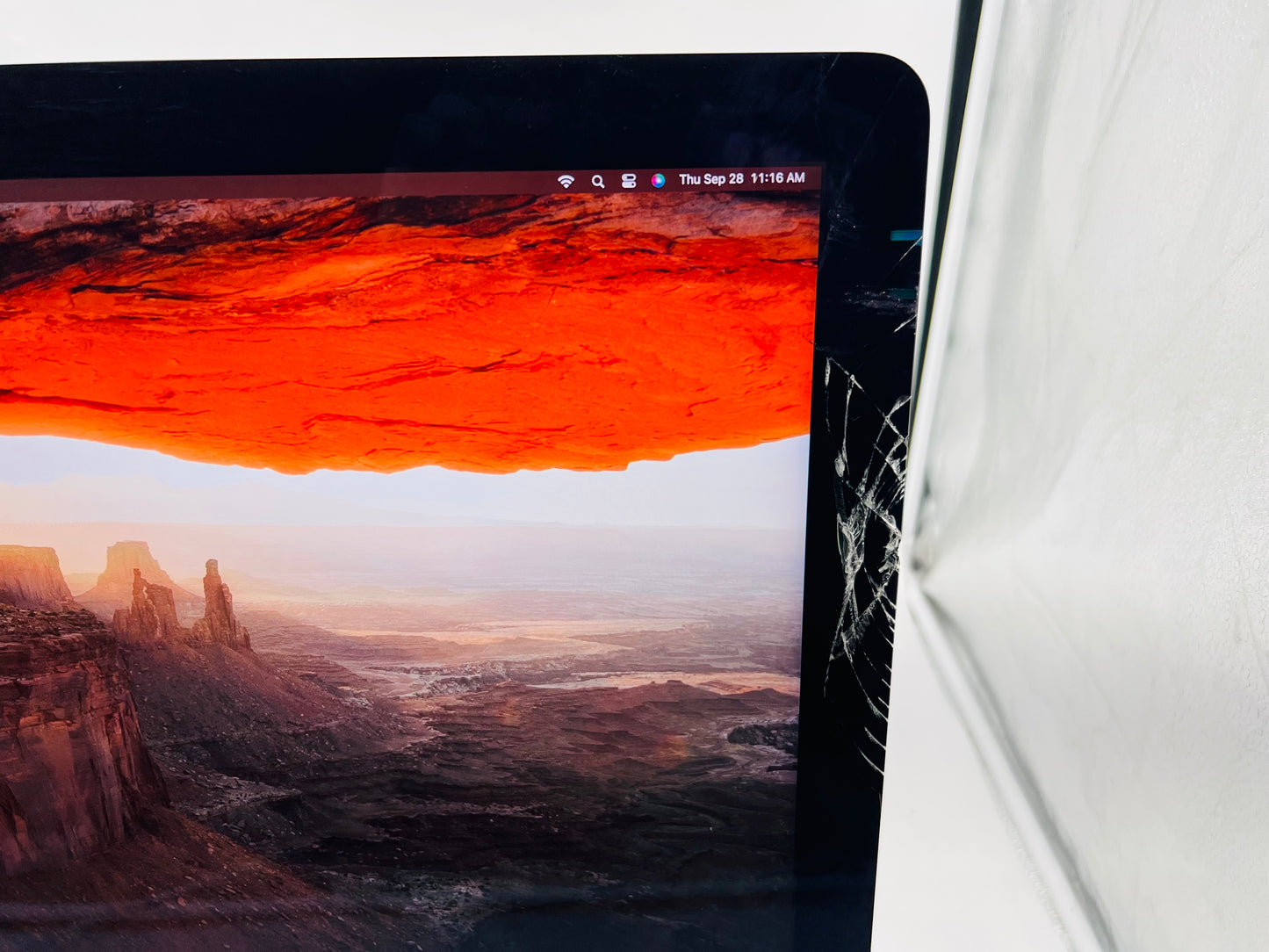 Apple 2019 21.5" iMac 3GHz 6-Core i5 8GB 1TB FD RP560X 4GB- Cracked Screen