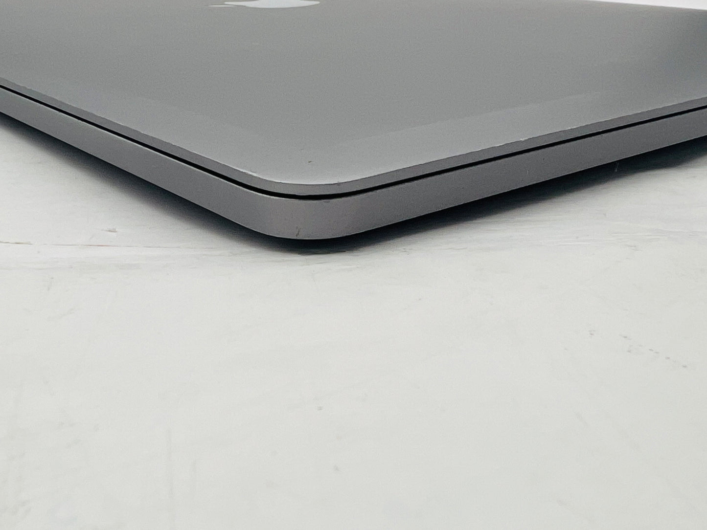 Apple 2017 Macbook Pro 15" 2.8 GHz Quad-Core i7 16GB 256GB SSD RP455