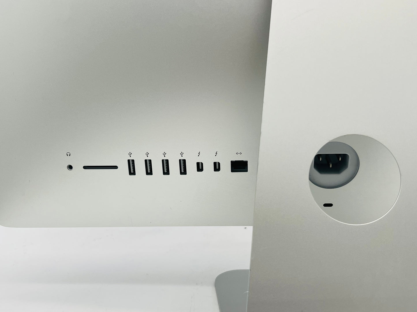 Apple 2015 21.5" iMac 1.6GHz Dual-Core i5 8GB 1TB HDD IHD6000