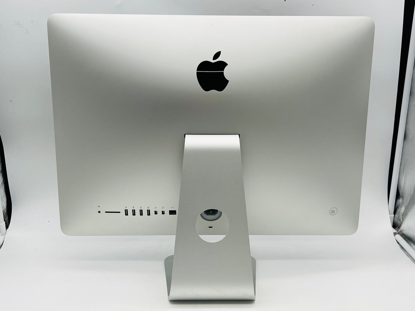 Apple 2015 21.5" iMac 2.8GHz Quad-Core i5 8GB 1TB HDD IIPG 6200- Excellent