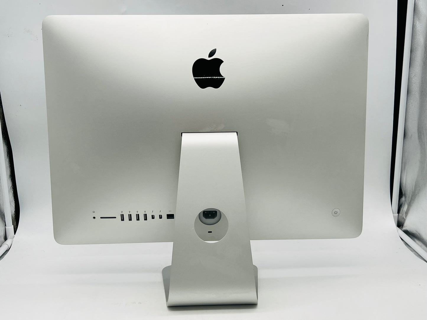 Apple 2015 21.5" iMac 1.6GHz Dual-Core i5 8GB 256GB SSD IHD6000- Excellent