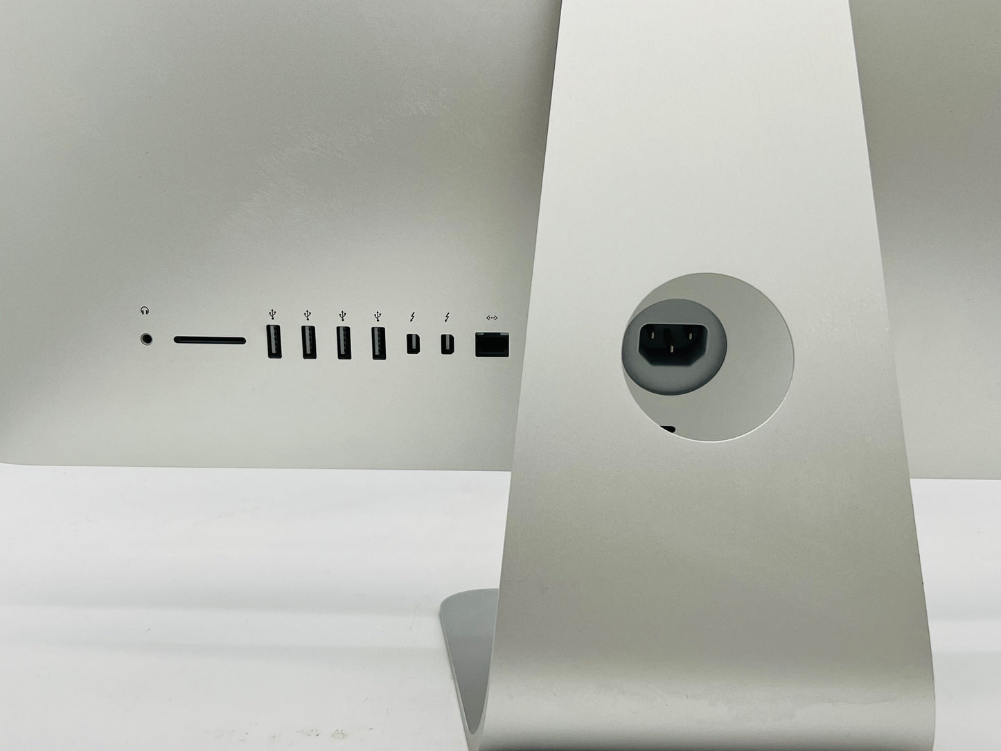 Apple 2015 21.5" iMac 1.6GHz Dual-Core i5 8GB 256GB SSD IHD6000- Excellent