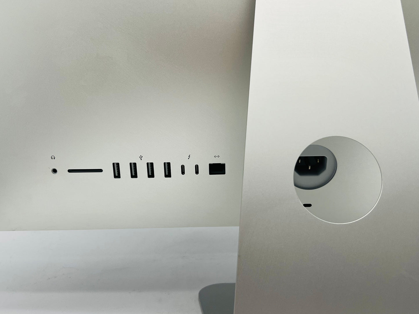 Apple 2019 21.5" 4k iMac 3.2GHz 6-Core i7 16GB 512GB SSD RP555X 2GB- Very Good