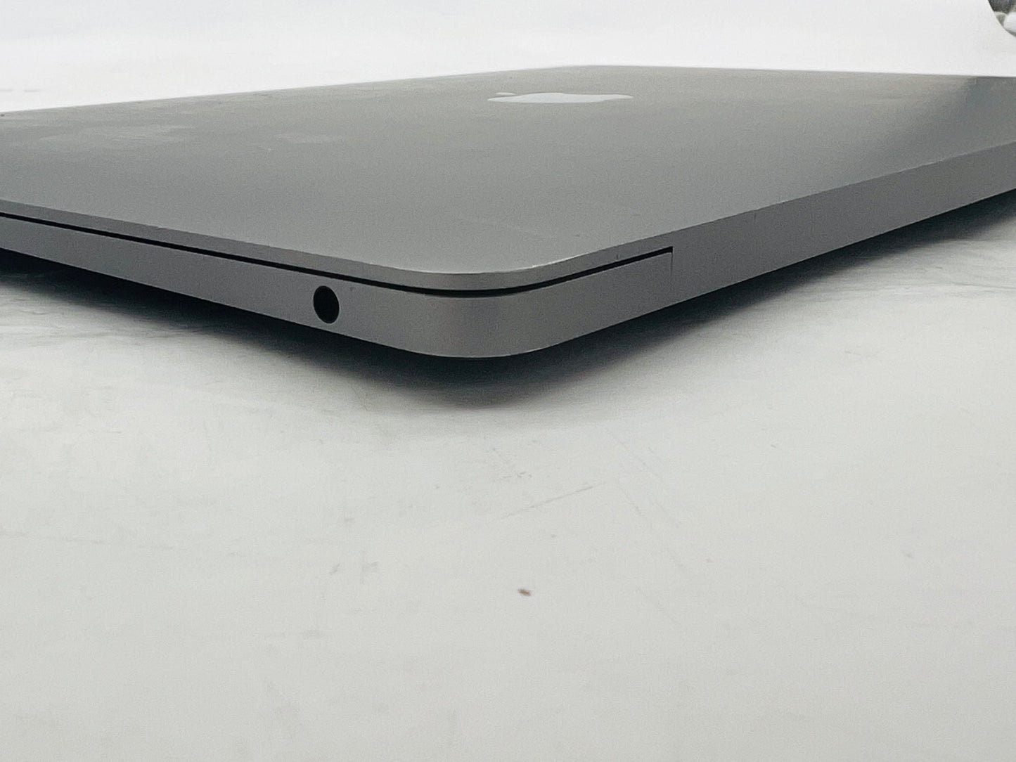 Apple 2018 MacBook Air 13" 1.6 GHz Dual-Core i5 8GB Ram 128GB SSD Intel UHD 617