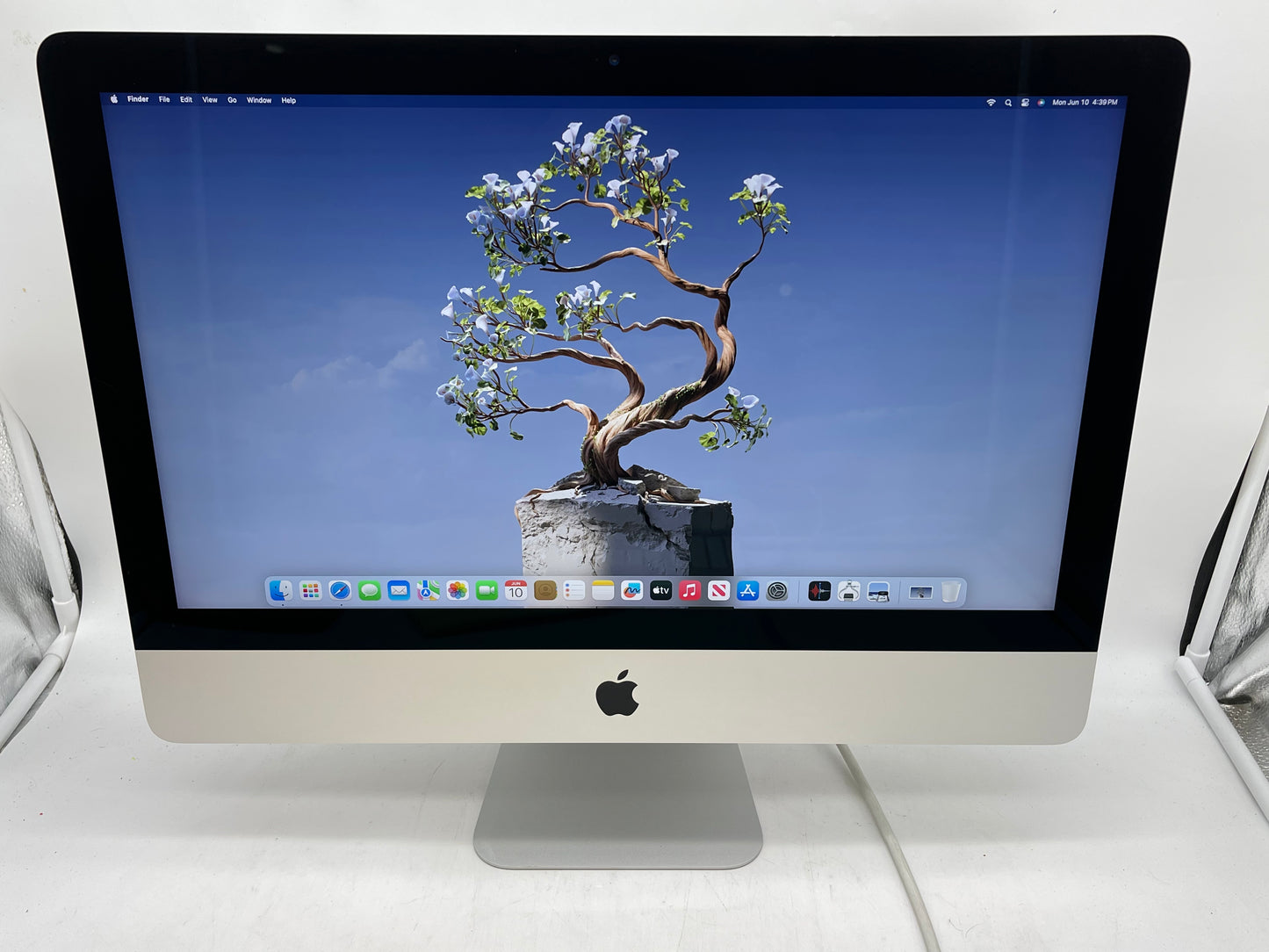 Apple 2019 21.5 " iMac 3.6GHz Quad-Core i3 8GB 1TB HDD RP555X - Excellent