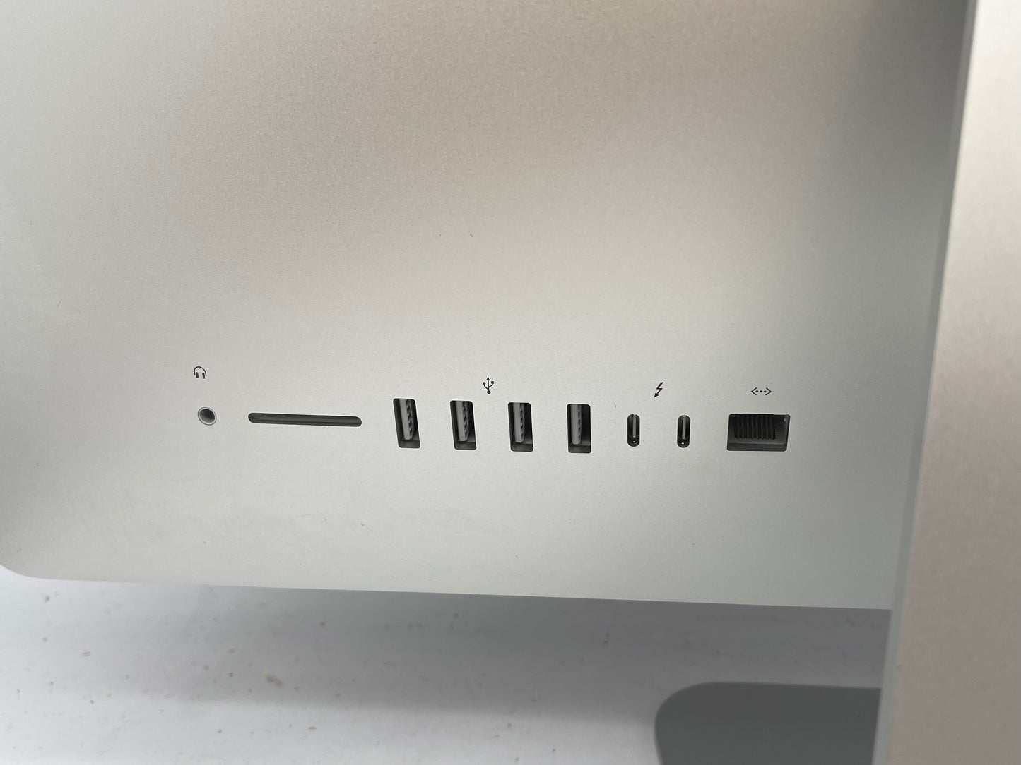 Apple 2019 21.5 " iMac 3.6GHz Quad-Core i3 8GB 1TB HDD RP555X - Excellent