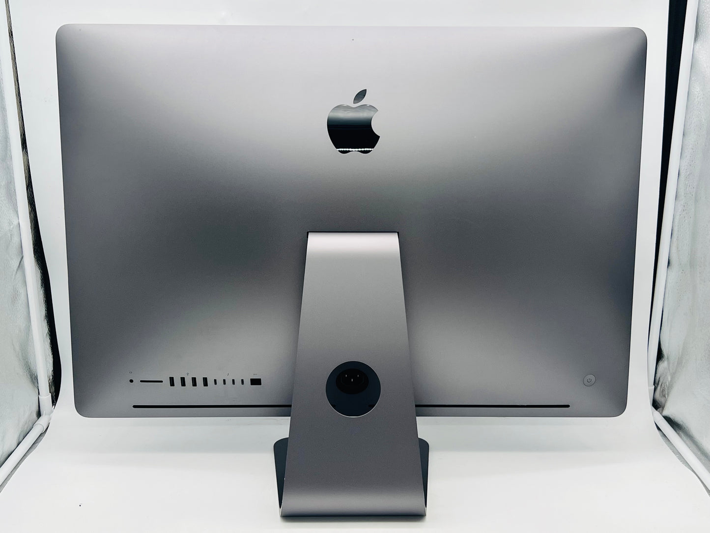 Apple 2017 iMac Pro 5K 3GHz 10-Core Xeon W 64GB RAM 1TB SSD RPV56 8GB -Read info