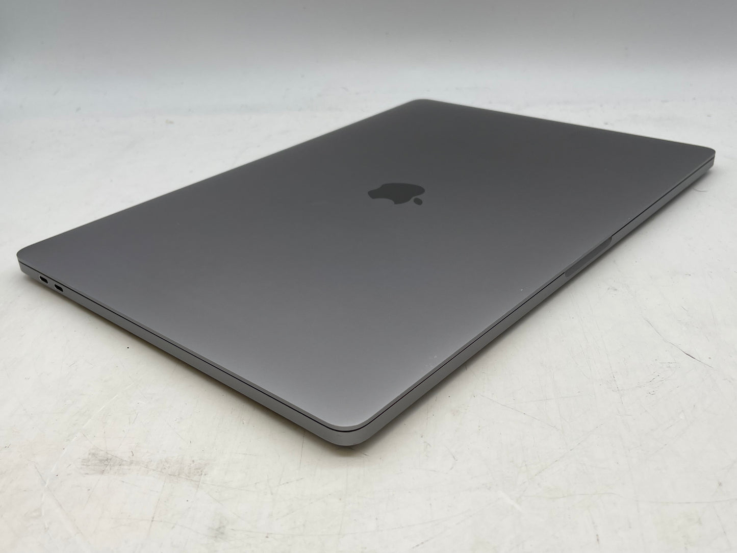 Apple 2019 16" MacBook Pro 2.6GHz 6-Core i7 32GB RAM 1TB SSD RP5300M - Very Good