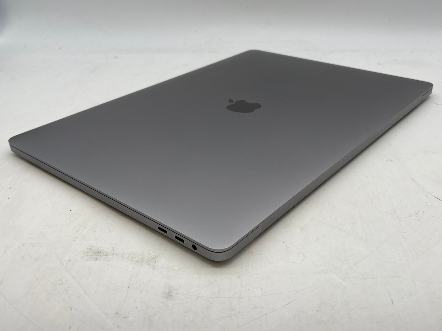 Apple 2019 16" MacBook Pro 2.6GHz 6-Core i7 32GB RAM 1TB SSD RP5300M - Very Good