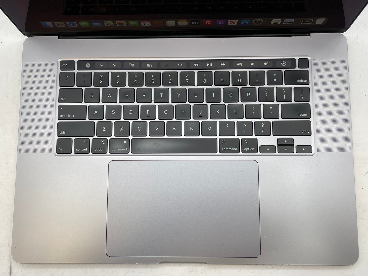 Apple 2019 16" MacBook Pro 2.6GHz i7 16GB RAM 512GB SSD RP5300M 4GB - READ