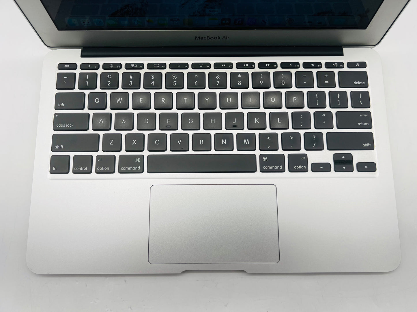 Apple 2015 MacBook Air 11" 1.6GHz Dual Core i5 4GB 128GB SSD IHD 6000- Very Good