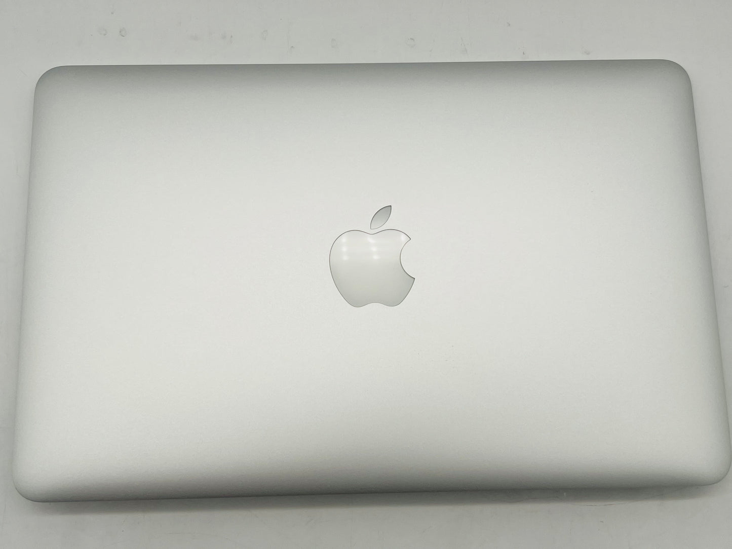 Apple 2015 MacBook Air 11" 1.6GHz Dual Core i5 4GB 128GB SSD IHD 6000- Very Good