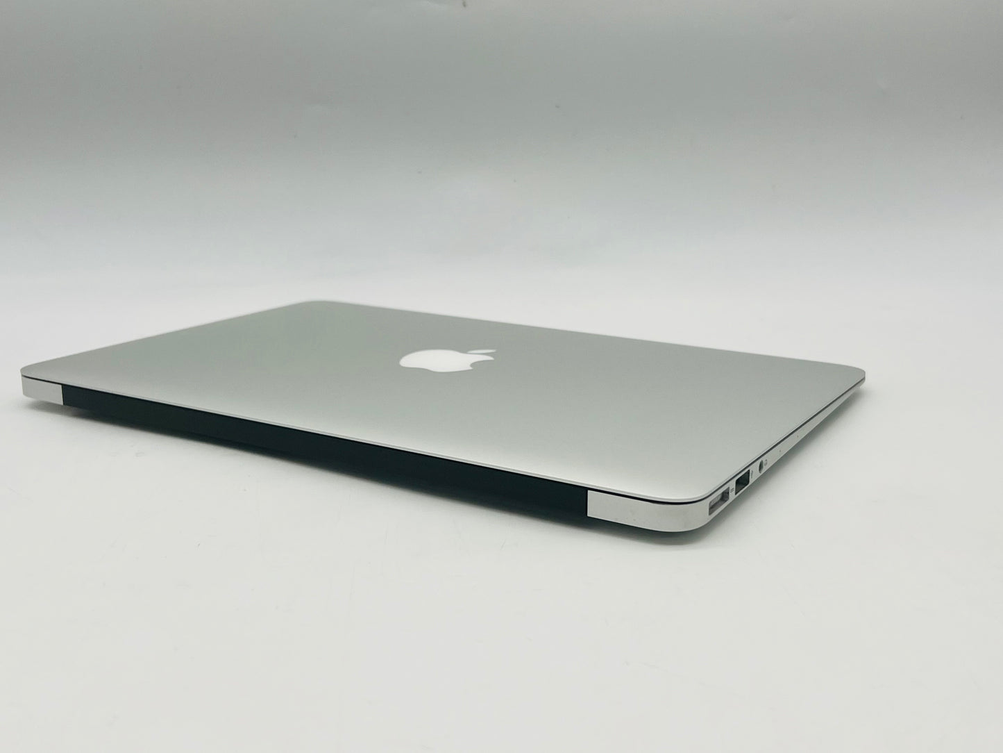 Apple 2015 MacBook Air 11" 1.6GHz Dual Core i5 4GB 128GB SSD IHD 6000- Very Good