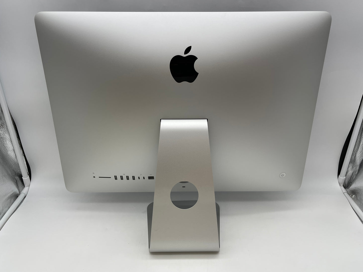 Apple 2019 21.5 " iMac 3.6GHz Quad-Core i3 8GB 1TB HDD RP555X - Good