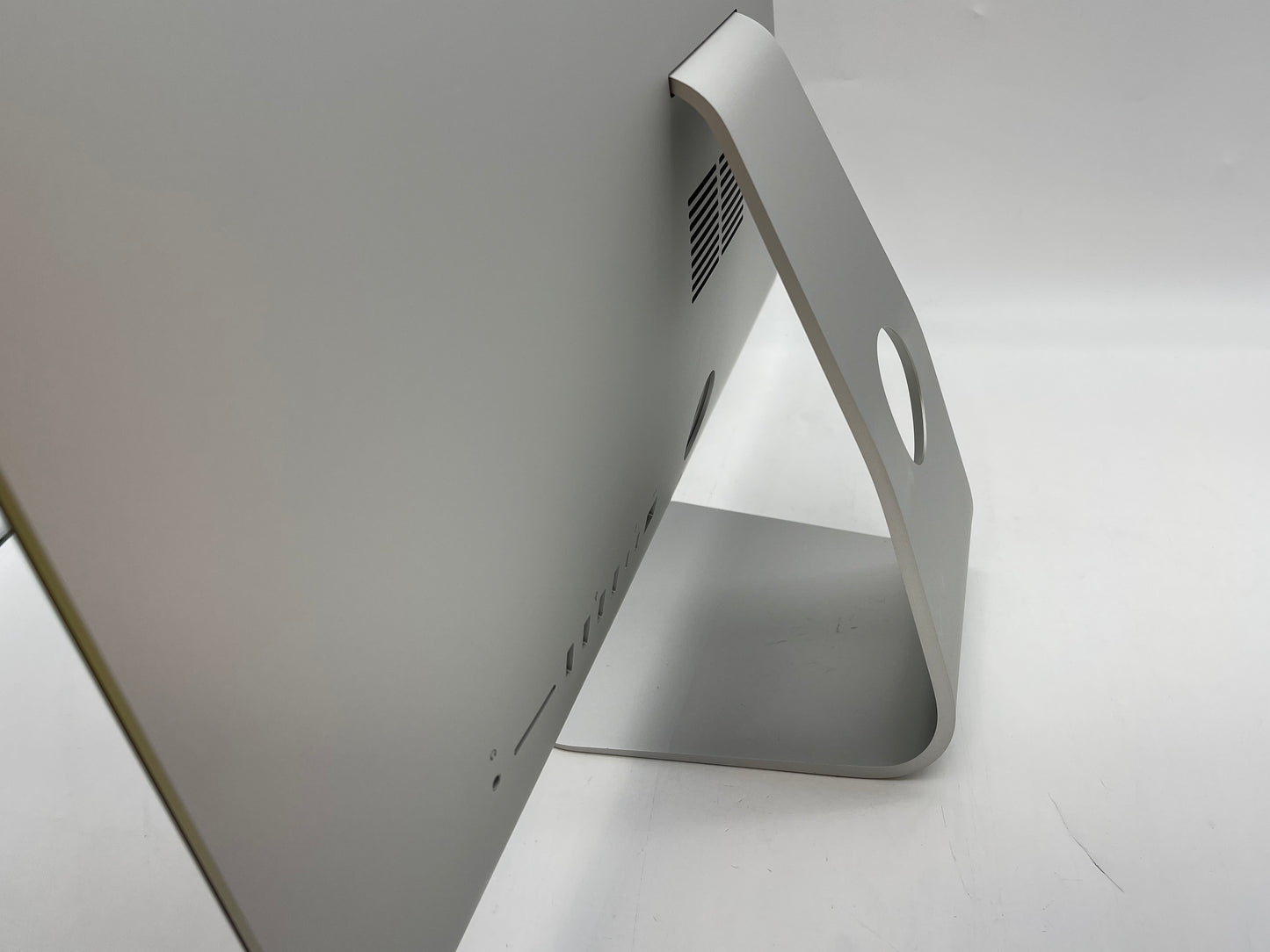 Apple 2019 21.5 " iMac 3.6GHz Quad-Core i3 8GB 1TB HDD RP555X - Good