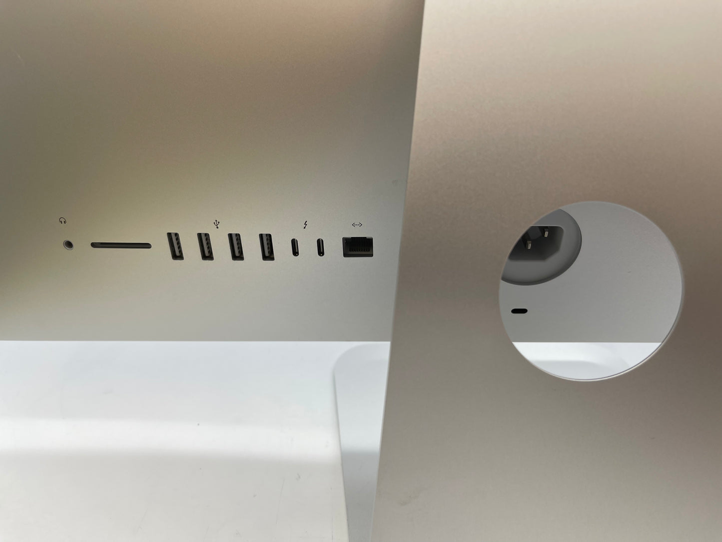 Apple 2019 21.5 " iMac 3.6GHz Quad-Core i3 8GB 1TB HDD RP555X - Good