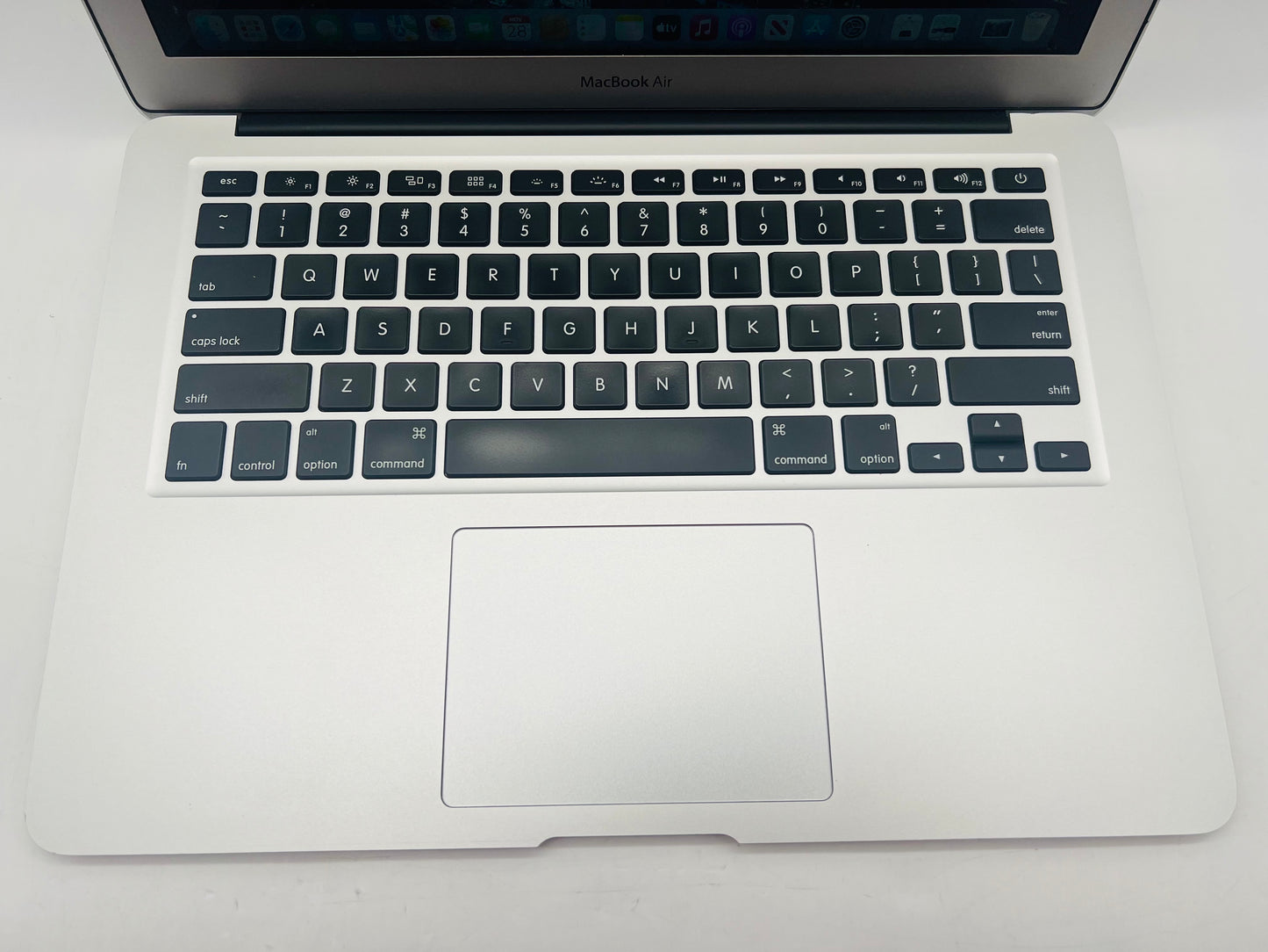 Apple 2015 MacBook Air 13" 1.6GHz Dual Core i5 8GB 128GB SSD IHD 6000- Very Good