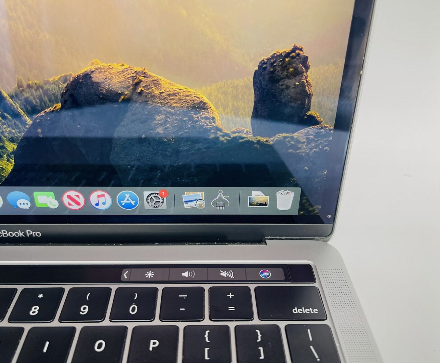 Apple 2019 Macbook Pro 13" 1.4 GHZ Quad Core i5 8GB 512GB SSD