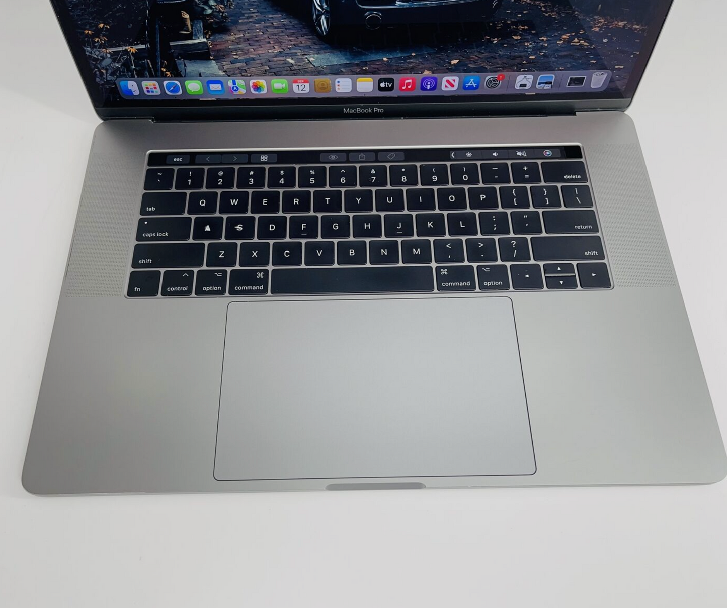 Apple 2016 Macbook Pro 15" 2.7 GHZ Quad Core i7 16GB 512GB RP 460